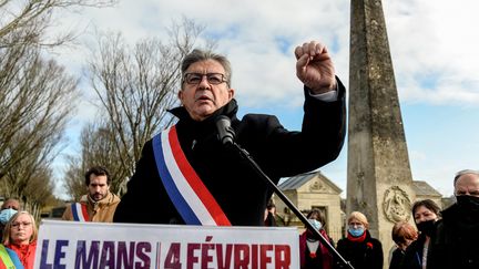 Jean-Luc Mélenchon lors d'un discours à l'occasion d'une cérémonie de commémoration de l'abolition de l'esclavage, le 4 février 2022, au Mans (Sarthe).&nbsp; (JEAN-FRANCOIS MONIER / AFP)