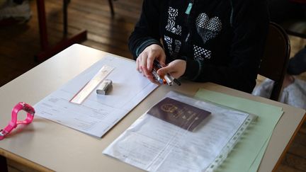 Une élève de terminale s'apprête à passer le bac de philosophie le 17 juin 2019 au lycée Janson de Sailly, à Paris.&nbsp; (DOMINIQUE FAGET / AFP)