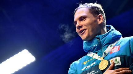 Le Français Emilien Jacquelin avec sa médaille d'or sur le podium après avoir remporté l'épreuve de poursuite aux Championnat du monde d'Antholz-Anterselva en Italie, le 16 février 2020. (MARCO BERTORELLO / AFP)