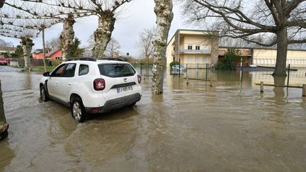 Un rue inondée de Maubourguet le 14 décembre 2019, après les fortes pluies qui ont provoqué les crues de l'Adour et de l'Echez. (LAURENT DARD / AFP)