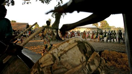 Les affrontements sont précédés de fêtes dans les villages. Les danses sont accompagnées de musique. La pratique de la lutte remonte au XVIIIe siècle en Afrique. Aujourd'hui, il s'agit d'un sport particulièrement populaire, mais qui s'est adapté à l'ère du temps. (REUTERS/Finbarr O&#039;Reilly)