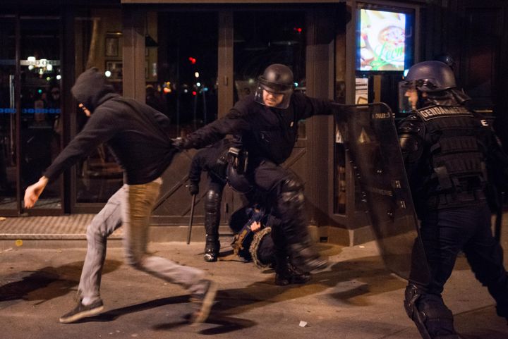 Un manifestant rattrapé par des gendarmes, le 28 avril 2016 place de la République à Paris. (MAXPPP)