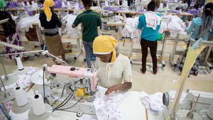 Des&nbsp;Ethiopiens travaillent dans la filière du textile, à Addis-Abeba, le 4 avril 2017. (KAY NIETFELD / DPA / AFP)