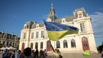 Un drapeau ukrainien lors d'un rassemblement pour la fête de l'indépendance de l'Ukraine, devant la mairie de Poitiers, le 24 août 2023. (MATHIEU HERDUIN MHERDUIN / MAXPPP)