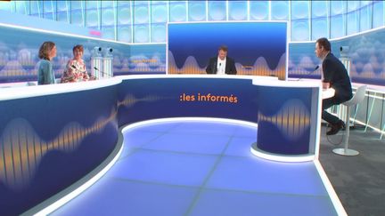 Autour de Marc Fauvelle et Renaud Dély, les informés débattent de l'actualité du mardi 29 novembre 2022. (FRANCEINFO / RADIOFRANCE)