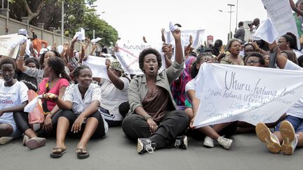 Des femmes manifestent contre le pr&eacute;sident burundais&nbsp;dans le quartier de&nbsp;Ngagara&nbsp;de Bujumbura, mercredi 13 mai 2015. (GILDAS NGINGO / AP / SIPA )