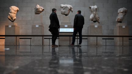 Des visiteurs admirent les marbres du Parthénon, au British Museum de Londres, au Royaume-Uni, le 9 janvier 2023. (DANIEL LEAL / AFP)