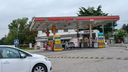 Une station-service de TotalEnergies à Valence (Drôme), fermée le 8 octobre 2022 en raison d'une rupture de stock et d'une pénurie de tous les carburants, essence et diesel. (NICOLAS GUYONNET / HANS LUCAS / AFP)