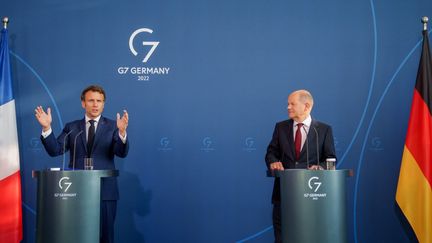 Emmanuel Macron et Olaf Scholz, le 9 mai 2022 à Berlin (Allemagne). (MICHAEL KAPPELER / DPA / AFP)