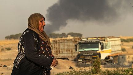 Une civile dans la région de Ras Al-Aïn (Syrie) frontalière après des bombardements turcs, mercredi 19 octobre 2019. (DELIL SOULEIMAN / AFP)