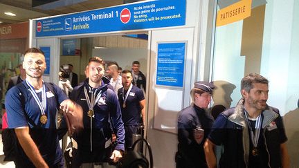 &nbsp; (L'équipe de France de volley-ball de retour en France après sa victoire à l'Euro © Radio France / Edouard Marguier)