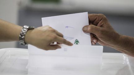 Un homme vote lors des législatives libanaise à Byblos, au nord de Beyrouth, dimanche 6 mai 2018. (JOSEPH EID / AFP)