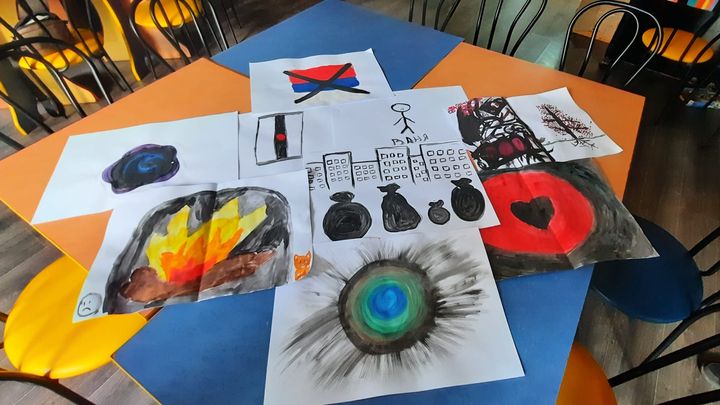 Les  psychologues utilisent l’art-thérapie pour demander aux enfants de dessiner leur état émotionnel. (HAJERA MOHAMMAD / RADIO FRANCE)