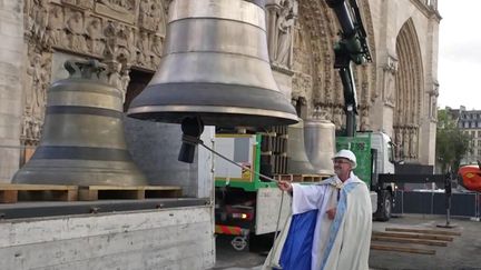 Huit cloches de Notre-Dame de Paris, démontées après l’incendie, sont revenues sur le parvis de la cathédrale, jeudi 12 septembre. Il faudra trois semaines pour les réinstaller.