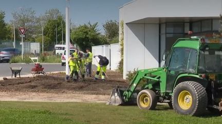 La mairie de Plérin va verser quelque 400 euros de prime aux plus bas salaires parmi les agents municipaux. Un coup de pouce au pouvoir d'achat. (FRANCE 2)