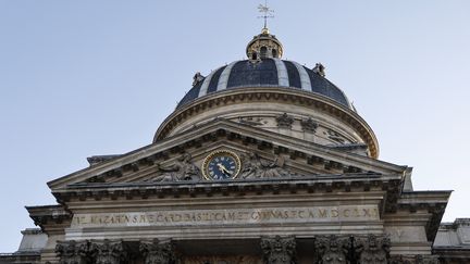 La façade de l'Institut de France qui abrite l'Académie française, à Paris quai de Conti, le 28 octobre 2021. (LUDOVIC MARIN / AFP)