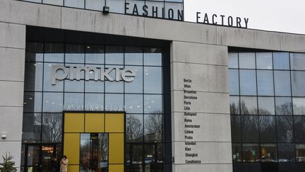 L'entrée du&nbsp;siège social de l'enseigne Pimkie à Neuville-en-Ferrain, dans le Nord. (DENIS CHARLET / AFP)