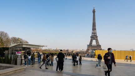 Des passants place du Trocadéro, le 8 mars 2021 à Paris. (SANDRINE MARTY / HANS LUCAS / AFP)