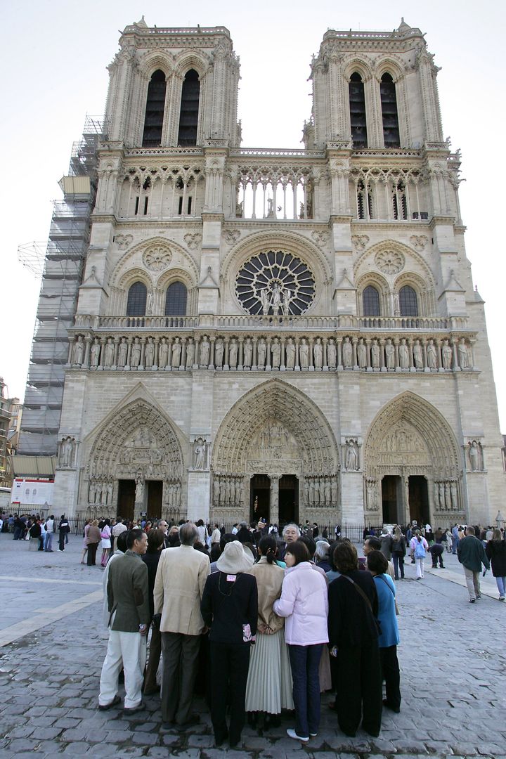 Notre-Dame, rendue au culte depui 1802 : ici la cathédrale au lendemain de la mort de de Jean-Paul II le 3 avril 2005. (JOEL ROBINE / AFP)