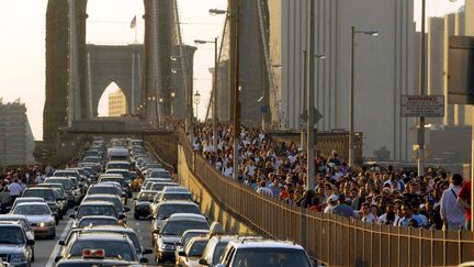 Le pont de&nbsp;Brooklyn rempli de piétons pendant le blackout d'aout 2003 à New-York.&nbsp; (MAXPPP)