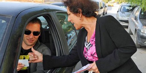 Me Nasraoui en train de distribuer des tracts à Tunis le 18 octobre 2011 pendant la campagne des élections.  (AFP - Fethi Belaid)