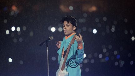 Le chanteur Prince lors du concert de la mi-temps du Super Bowl, à Miami, le 4 février 2007. (JEFF HAYNES / AFP)