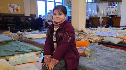 Vika, Ukrainienne originaire de la région de Donetsk, vient d'arriver en gare de Lviv. (SANDRINE ETOA-ANDEGUE / RADIO FRANCE)