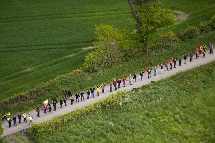 Des militants opposés au futur aéroport de Notre-Dame-des-Landes forment une chaîne humaine pour protester contre le projet, le 11 mai 2013, en Loire-Atlantique.&nbsp; (MAXPPP)