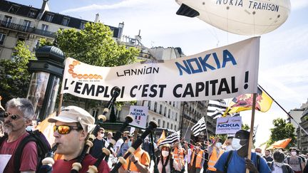 Des salariés de l'équimentier télécom Nokia défilent à Paris mercredi 8 juillet pour protester contre un plan de départs volontaires. (YANN CASTANIER / HANS LUCAS)