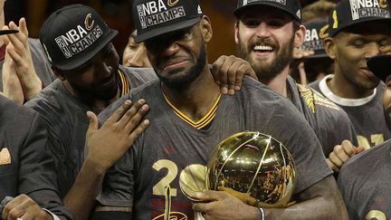 &nbsp; (Les larmes de LeBron James, trophée NBA en mains. Les Cleveland Cavs remportent (93-89) le 7e match de la finale face à Golden State. © Marcio Jose Sanchez/AP/SIPA)