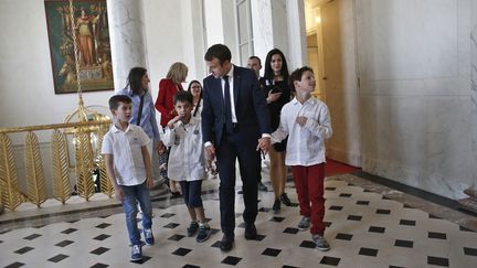 Emmanuel Macron fait visiter le palais de l'Elysée à des enfants autistes dans le cadre du lancement de la concertation préalable à la mise en place du 4e plan autisme, jeudi 6 juillet 2017. (THIBAULT CAMUS / AFP)