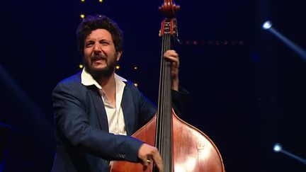 Omer Avital sur la scène de Jazz in Marciac, le 29 juillet dernier. 
 (Capture d&#039;écran France 3 Midi-Pyrénées)