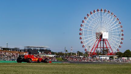 La Ferrari du pilote allemand Sebastian Vettel lors du Grand Prix du Japon 2019, le dernier en date disputé sur le circuit de Suzuka après les annulations des éditions 2020 et 2021 pour cause de crise sanitaire. (CLEMENT MARIN / DPPI via AFP)