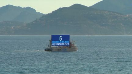 Un bateau avec un énorme panneau publicitaire crée la polémique en Côte d'Azur. Est-ce légal de faire de la pub ainsi ? Qu'en pensent les habitants ? (CAPTURE ECRAN FRANCE 2)