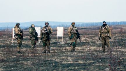 Des soldats ukrainiens s'exercent &agrave; Kharkov, en Ukraine, le 12 novembre 2014. (SOFIA BOBOK / ANADOLU AGENCY / AFP)