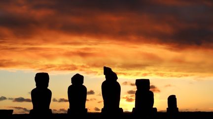 Coucher de soleil sur un ensemble de moaï de l'île de Pâques (Chili)
 (MARTIN BERNETTI / AFP)