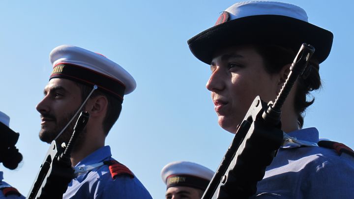 A droite, le quartier-ma&icirc;tre de 2e classe M&eacute;lanie Guet d&eacute;filera dimanche 14 juillet aux c&ocirc;t&eacute;s du reste de l'&eacute;quipage de la fr&eacute;gate "Forbin". (CHRISTOPHE RAUZY / FRANCETV INFO)