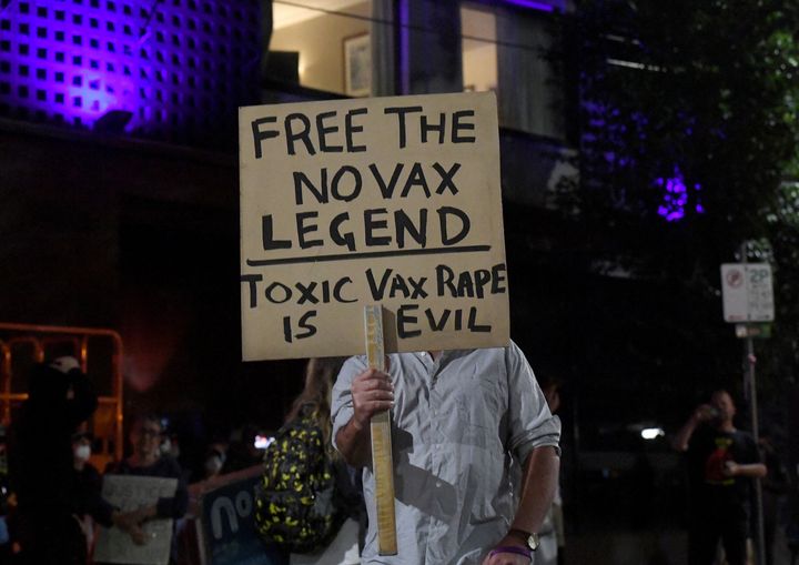 Des fans de Novak Djokovic se rassemblent devant l'hôtel de Melbourne (Australie), le 6 janvier 2021, où le joueur de tennis est retenu. (WILLIAM WEST / AFP)