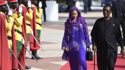 Le président Idriss Deby et son épouse Inda à leur arrivée dans la capitale malienne, Bamako, pour le 27 ème sommet France-Afrique consacré à la menace jihadiste et à la crise des migrants, le 14 janvier 2017. (STEPHANE DE SAKUTIN/AFP)