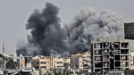 Des bombardements sur Raqa en Syrie, le 17 juillet 2018.&nbsp; (BULENT KILIC / AFP)