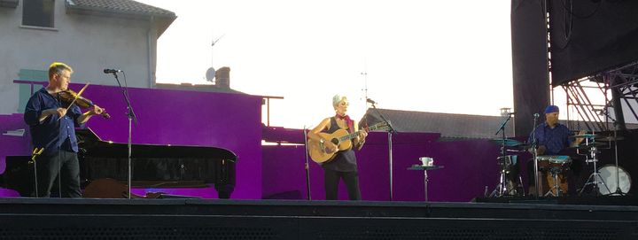 Dirk Powell, Joan Baez et Gabriel Harris, à Vienne le 21 juillet 2019 (Jean-François Convert)