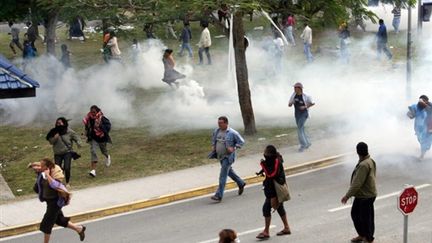 Des membres de l'Union syndicale des travailleurs kanaks et des exploités manifestent le 28 juillet 2009 à Nouméa. (© AFP/CAROLINE IDOUX)