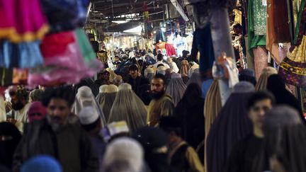 Un marché à&nbsp;Kandahar (Afghanistan), la ville d'origine des talibans, le 1er octobre 2020. (WAKIL KOHSAR / AFP)