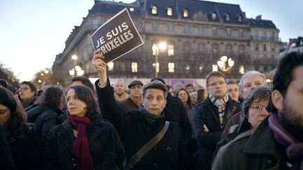 Un rassemblement silencieux était organisé devant l'hôtel de ville de Paris. Certains brandissait des panneaux "Je suis Bruxelles", référence au slogan "Je suis Charlie" brandit après les attentats de janvier 2015.&nbsp; (MARTIN BUREAU / AFP)