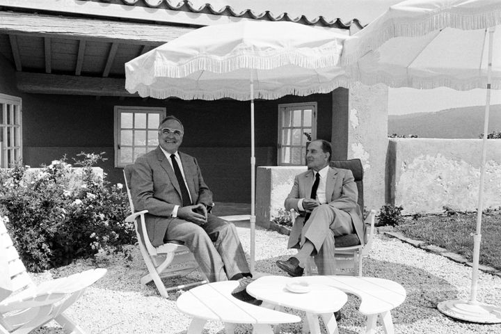 Le chancelier Helmut Kohl s'entretient le 24 août 1985 avec le président François Mitterrand, au fort de Brégançon. (PIERRE CIOT / AFP)