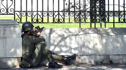 Un membre des forces de s&eacute;curit&eacute; tunisienne, le 18 mars 2015 devant le mus&eacute;e du Bardo, &agrave; Tunis (Tunisie). (FETHI BELAID / AFP)