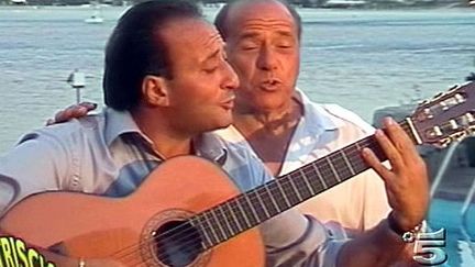 Silvio Berlusconi et Mariano Apicella en Sardaigne en 2003
 (TEL / AP / SIPA)