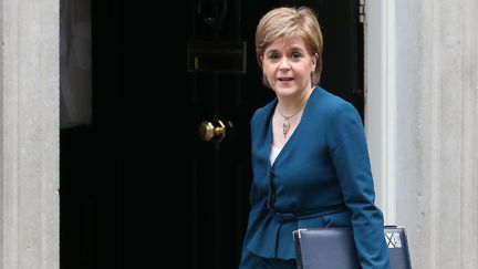 Nicola Sturgeon ouvre de nouveau la voie à un divorce. Ici, le 24 octobre 2016 devant la résidence du Premier ministre britannique à Londres (Royaume-Uni). (DANIEL LEAL-OLIVAS / AFP)