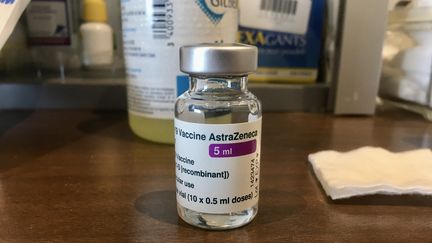 Un flacon renfermant le vaccin AstraZeneca. (MAXIME GLORIEUX / FRANCE-BLEU ARMORIQUE)