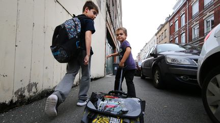 Deux enfants&nbsp;sur le chemin de l'école. (MAXPPP)